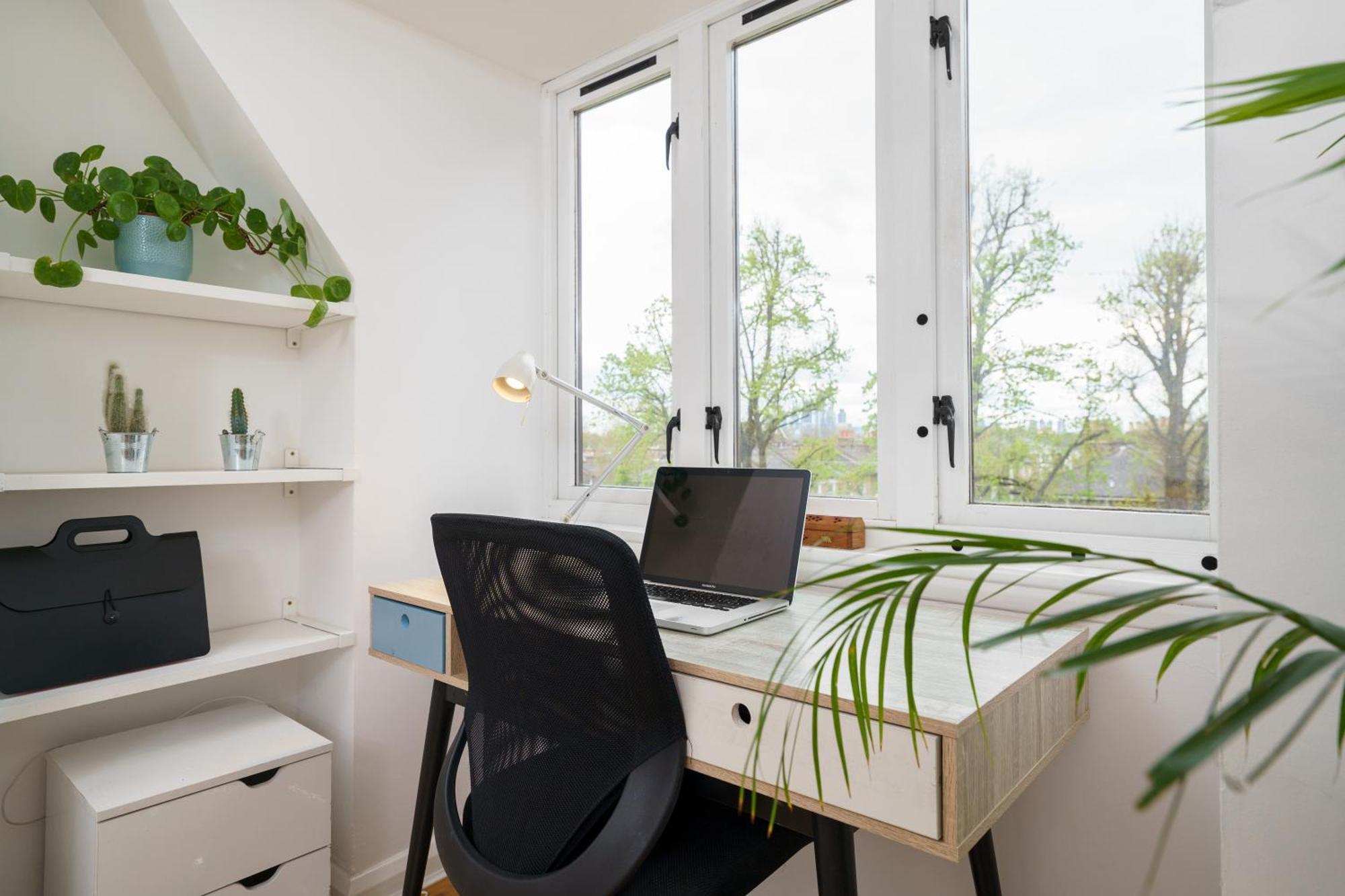Lovely In Victoria Park Village Apartment