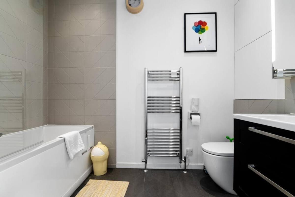 Luxury Modern Flat Near Excel, 02 & Canary Wharf Apartment *