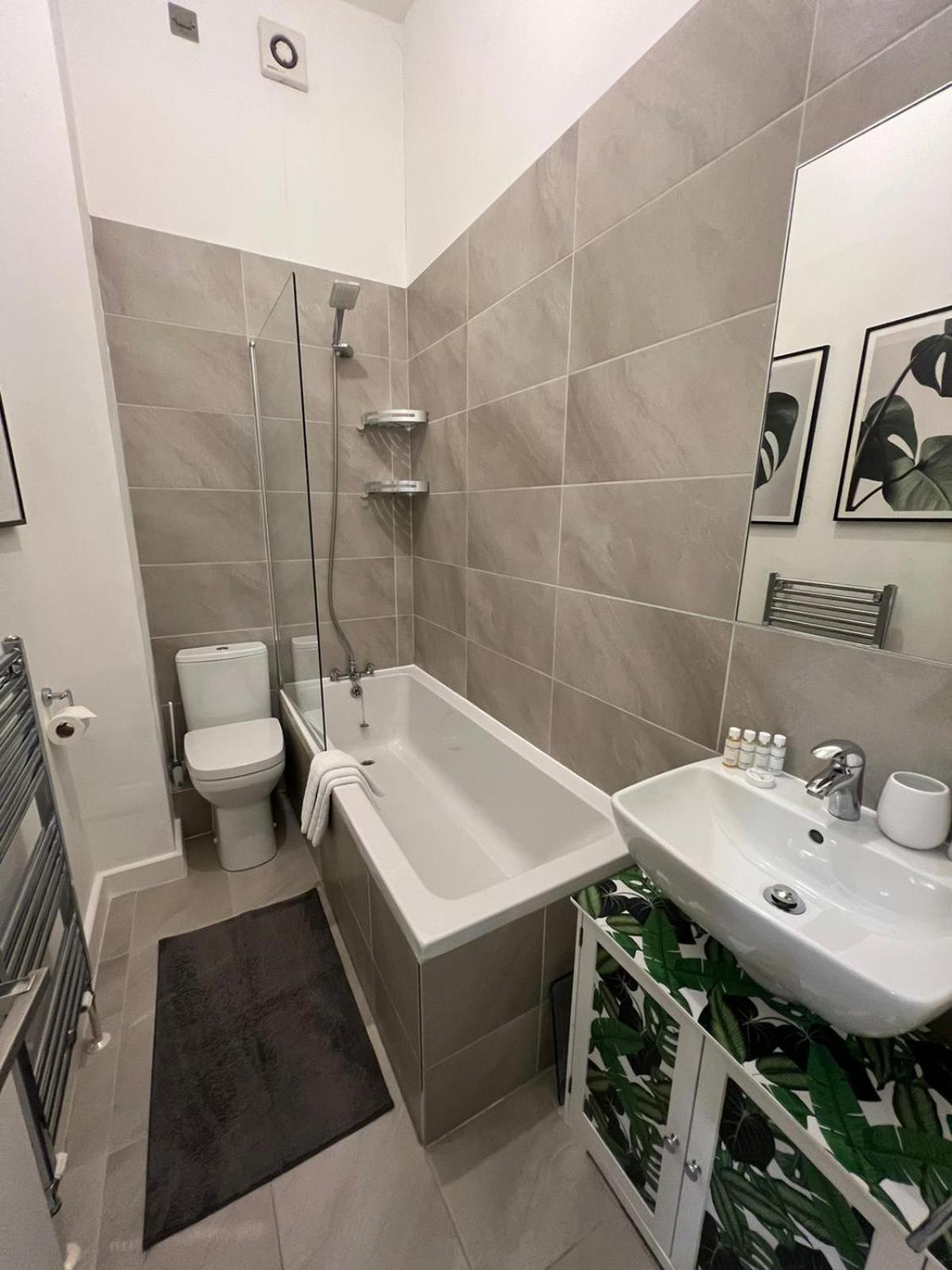 Spacious Modern 1-bed Near Victoria Park Apartamento