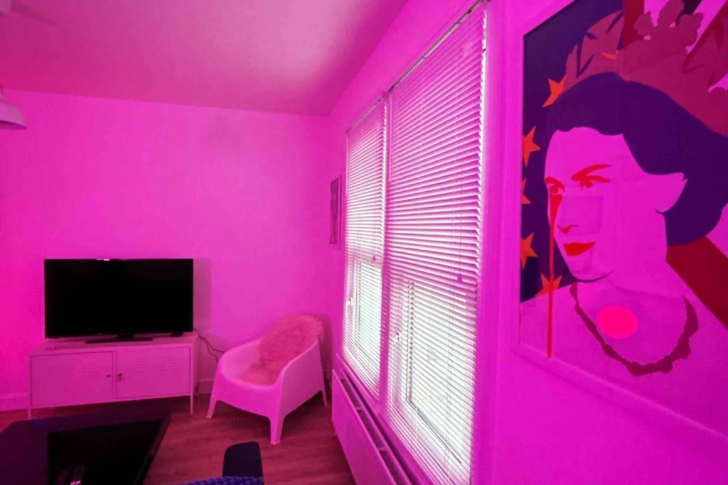 Apartment Flat Next To Central Line Underground Station *