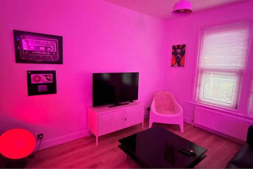 Apartment Flat Next To Central Line Underground Station London