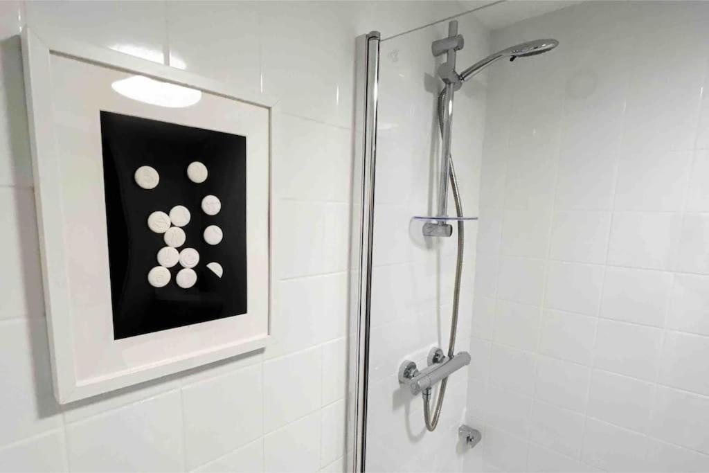 Flat Next To Central Line Underground Station *