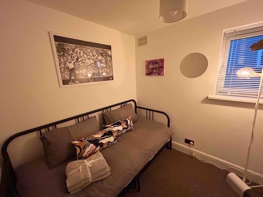 Apartment Flat Next To Central Line Underground Station London