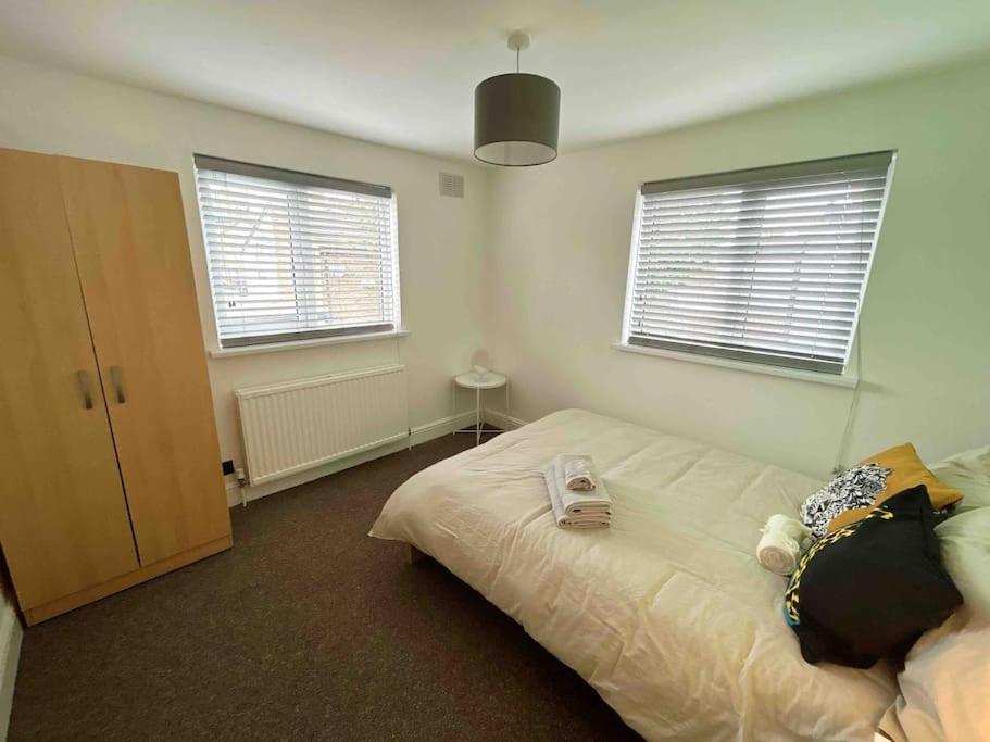 Flat Next To Central Line Underground Station * London
