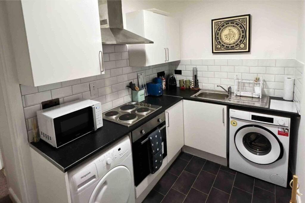 Flat Next To Central Line Underground Station