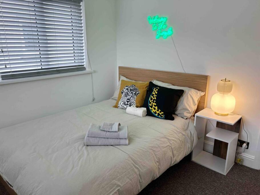 Flat Next To Central Line Underground Station Apartment London