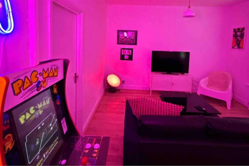 Apartment Flat Next To Central Line Underground Station London