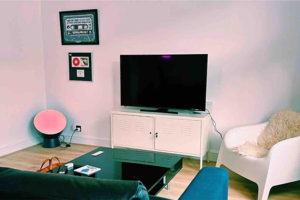 Flat Next To Central Line Underground Station * London