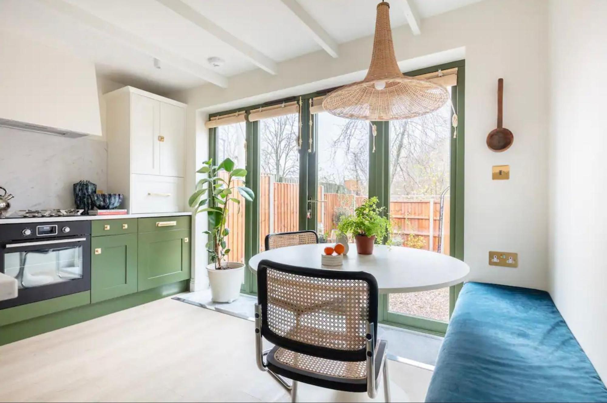 Spring Cosy 2-bed With Free Parking Holiday home London