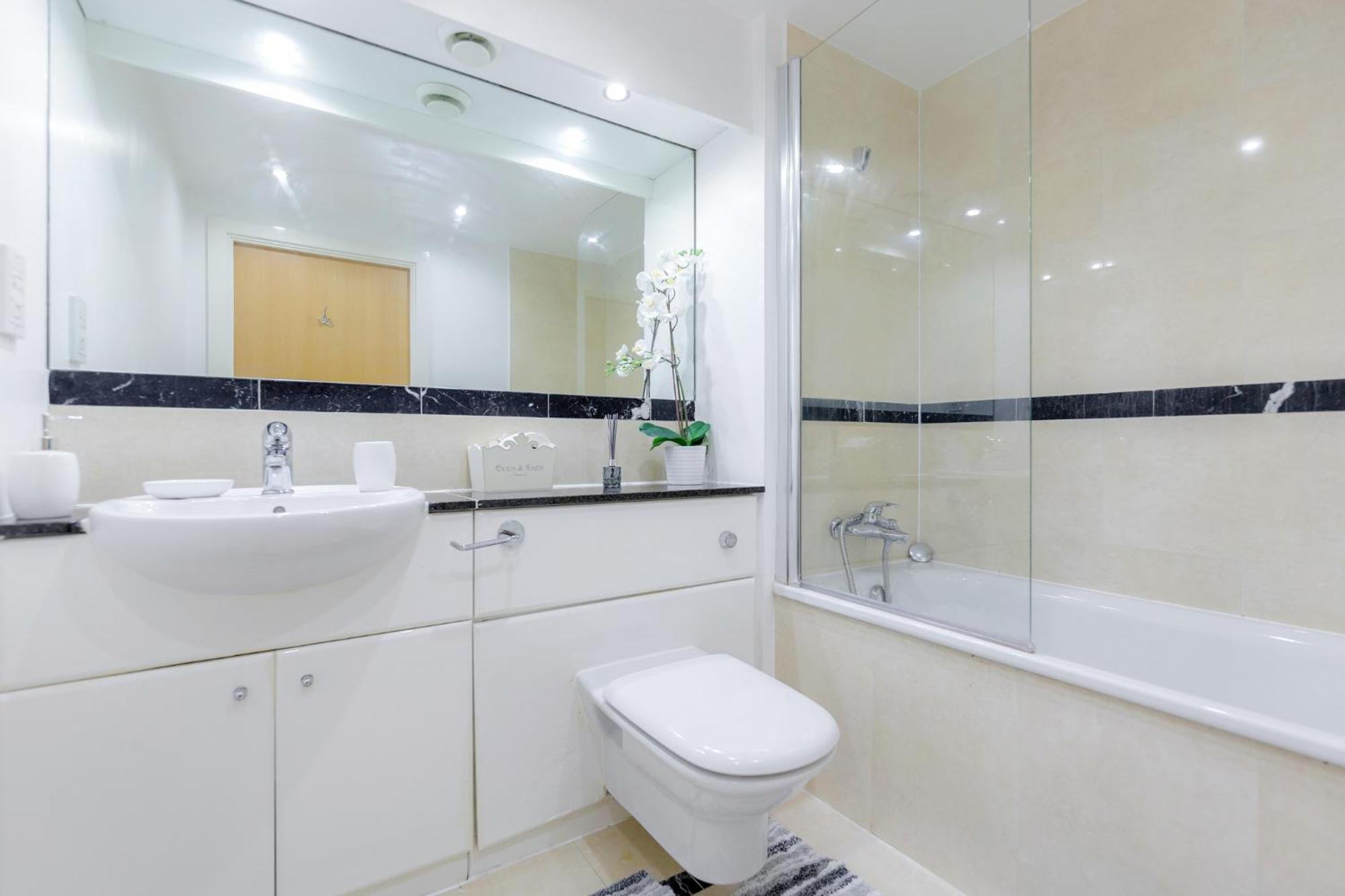 Apartment 2&3 Bedrooms Near Excel - Modern Spacious For Larger Groups London