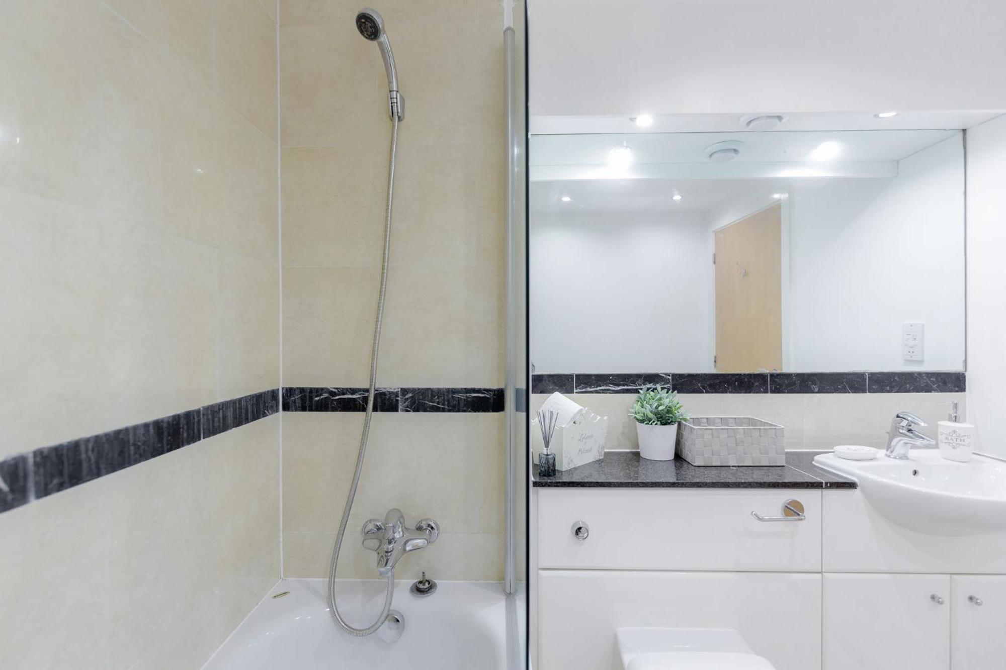 2&3 Bedrooms Near Excel - Modern Spacious For Larger Groups Apartment