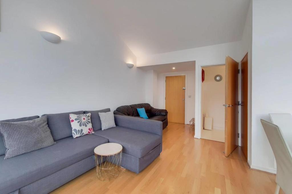 2&3 Bedrooms Near Excel - Modern Spacious For Larger Groups Apartment *