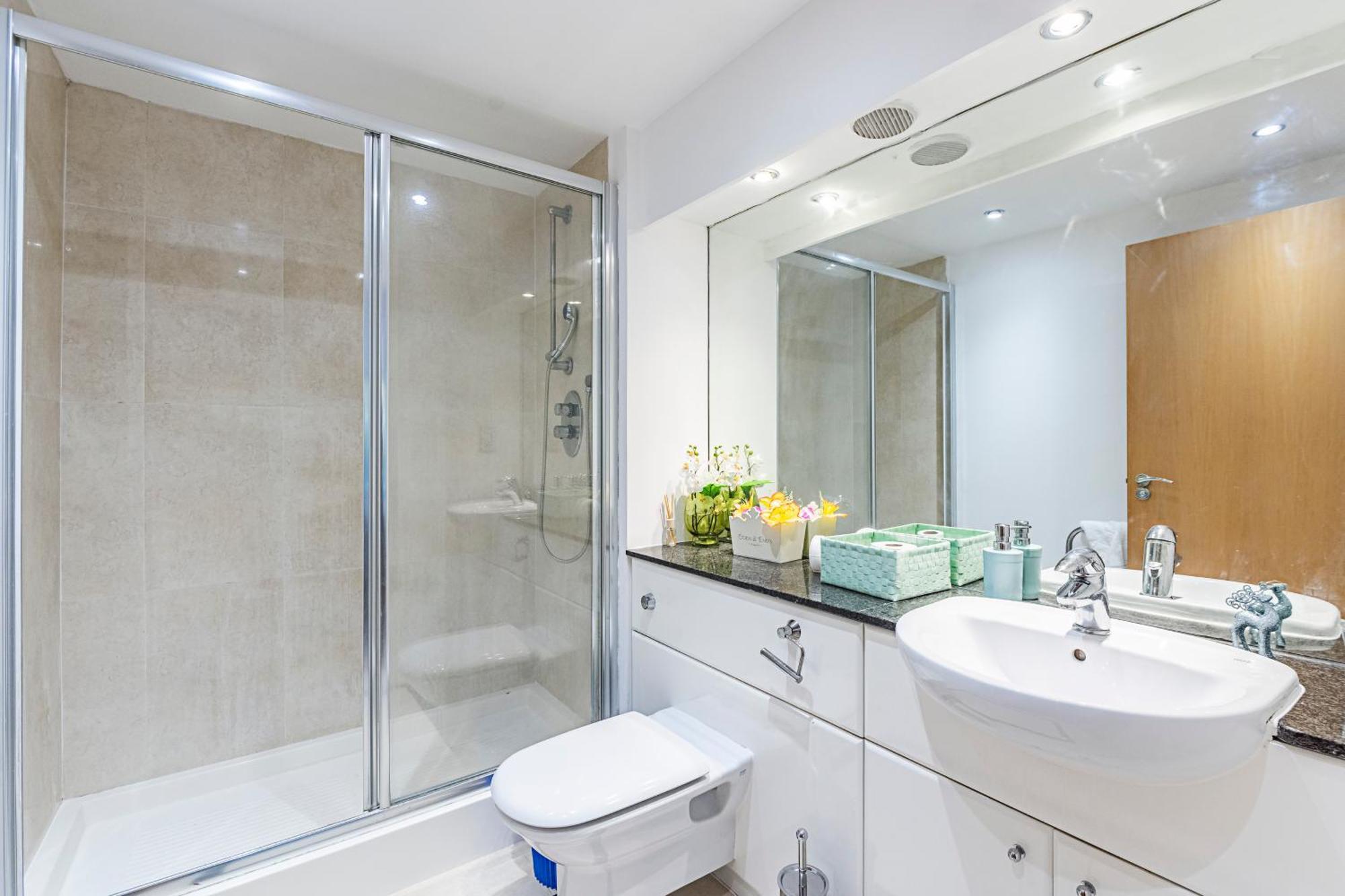 2&3 Bedrooms Near Excel - Modern Spacious For Larger Groups Apartment *