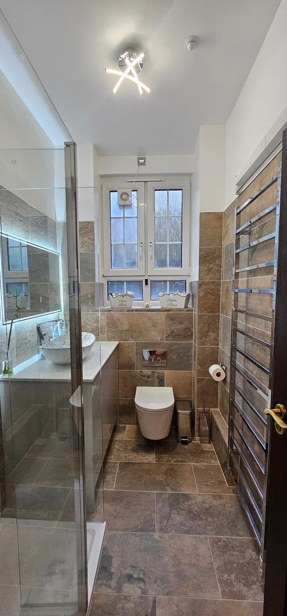 Tower Bridge Spacious King Bedroom With Extra Large Windows
