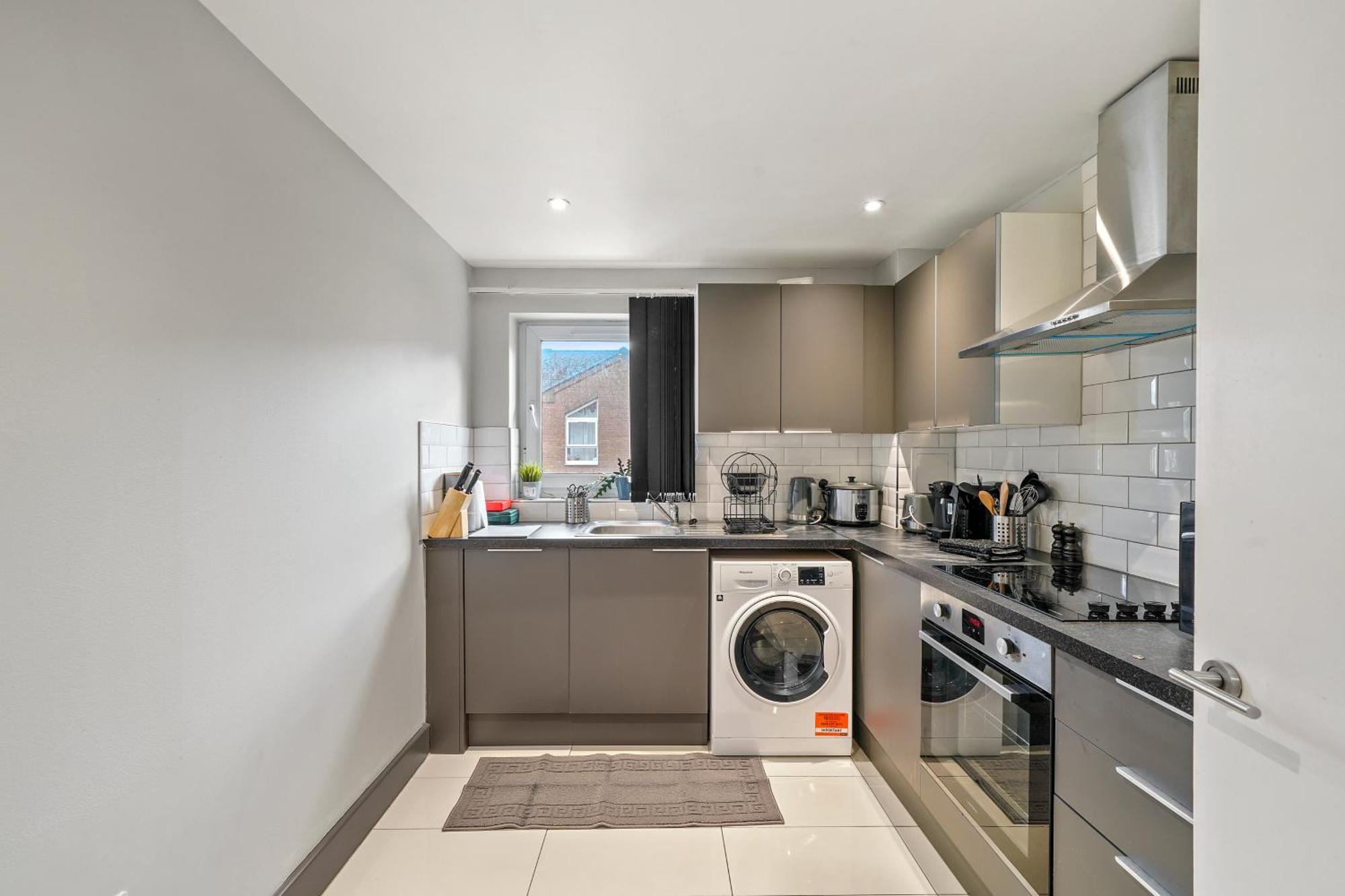 3br-sleeps8-canarywharf-cinemabedroom Apartment London