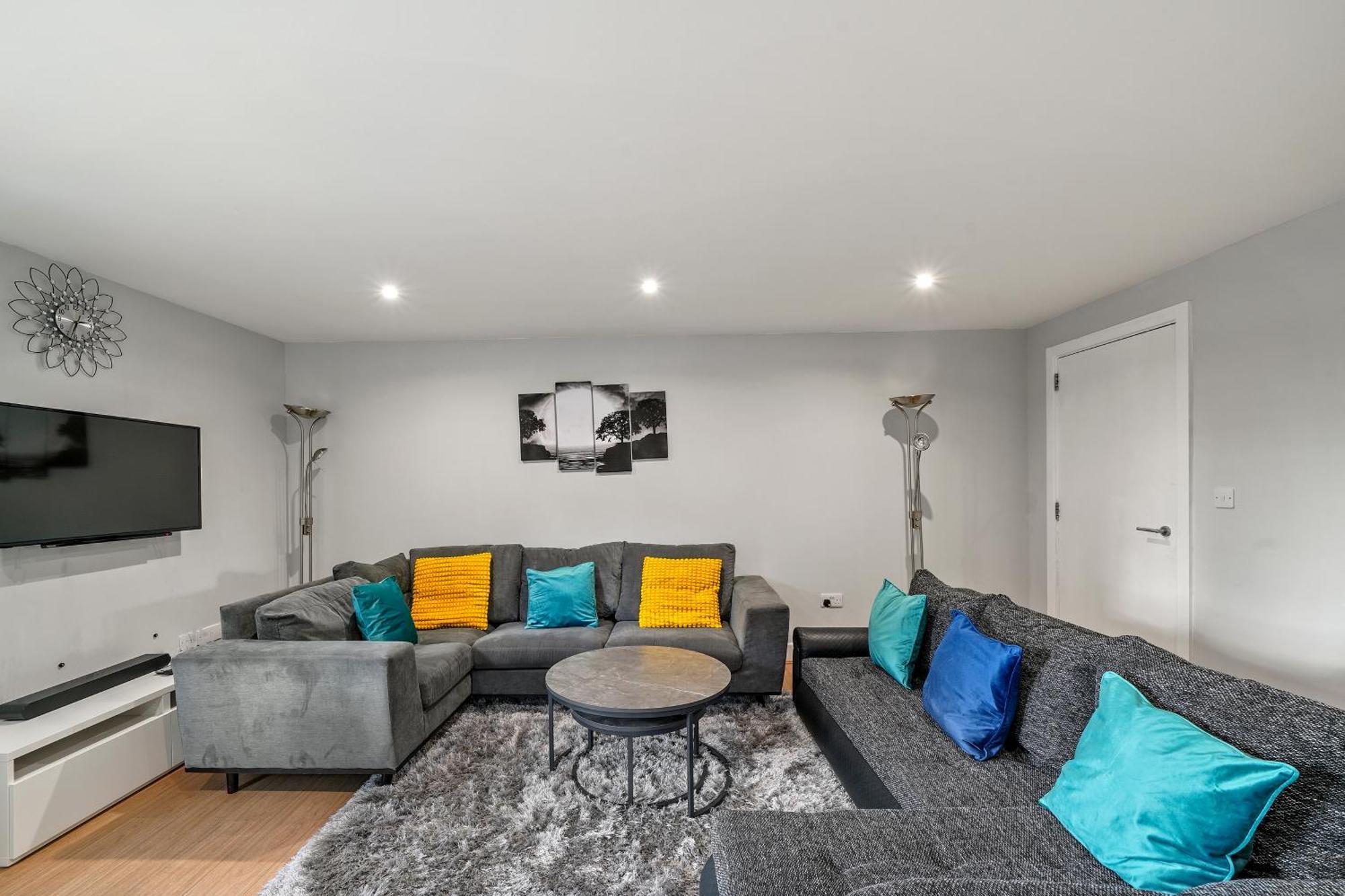3br-sleeps8-canarywharf-cinemabedroom Apartment London