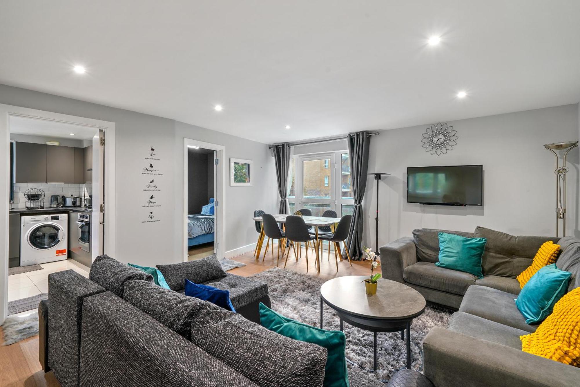 3br-sleeps8-canarywharf-cinemabedroom *