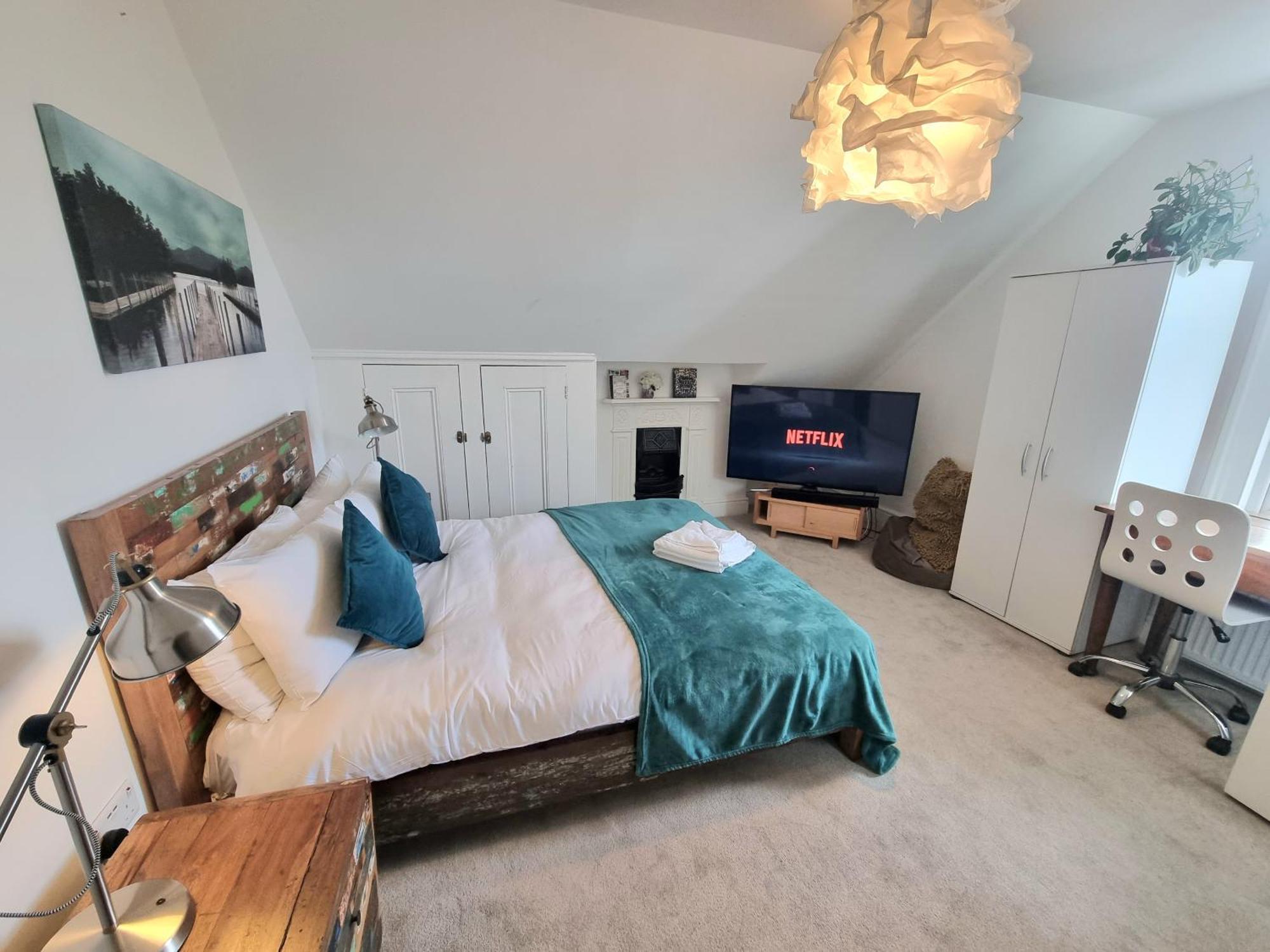 Stylish 2-bed Flat, Quick Access To Sights Apartment *