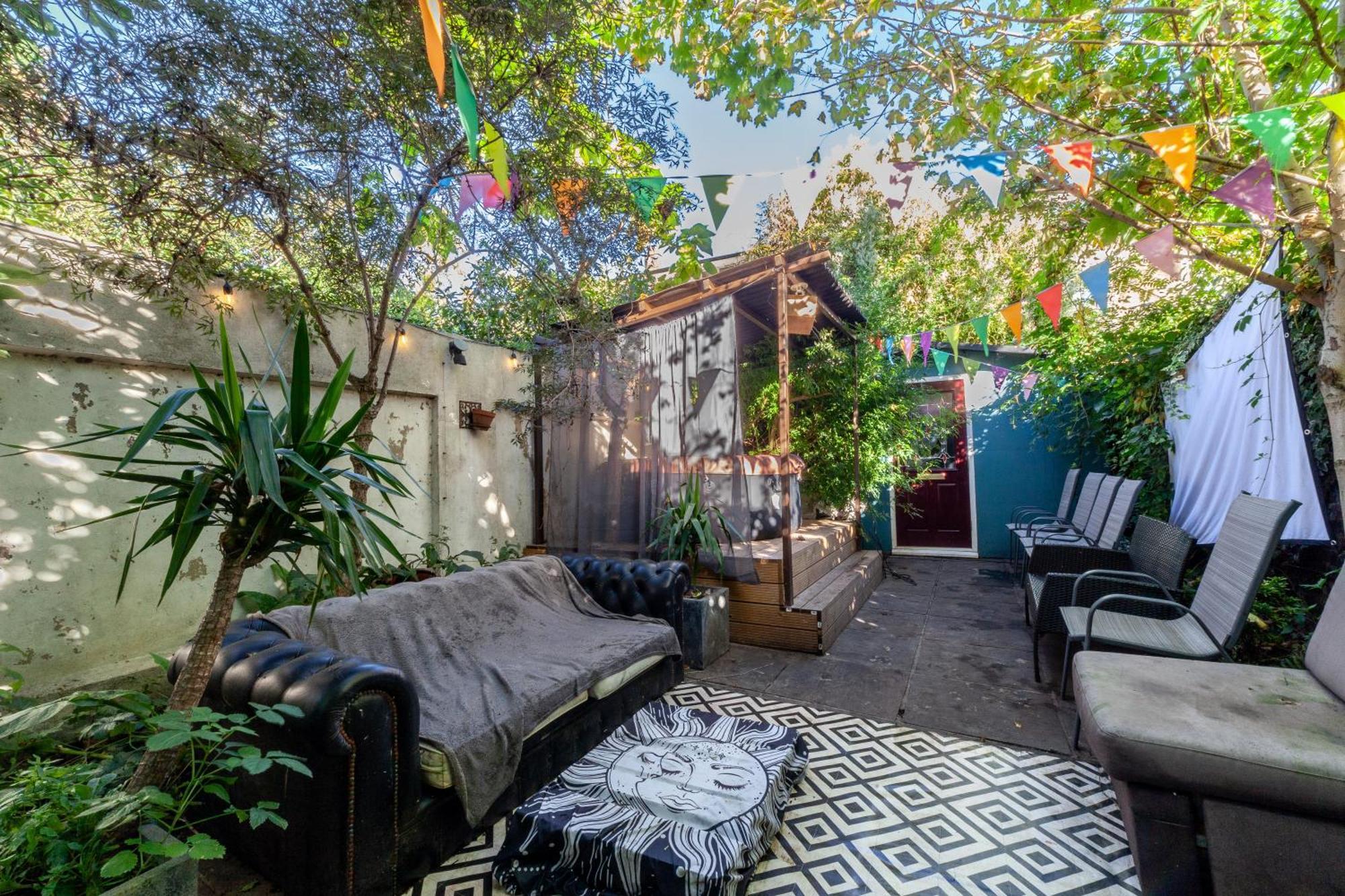 Homestay Double W/projector & Garden Hot Tub London