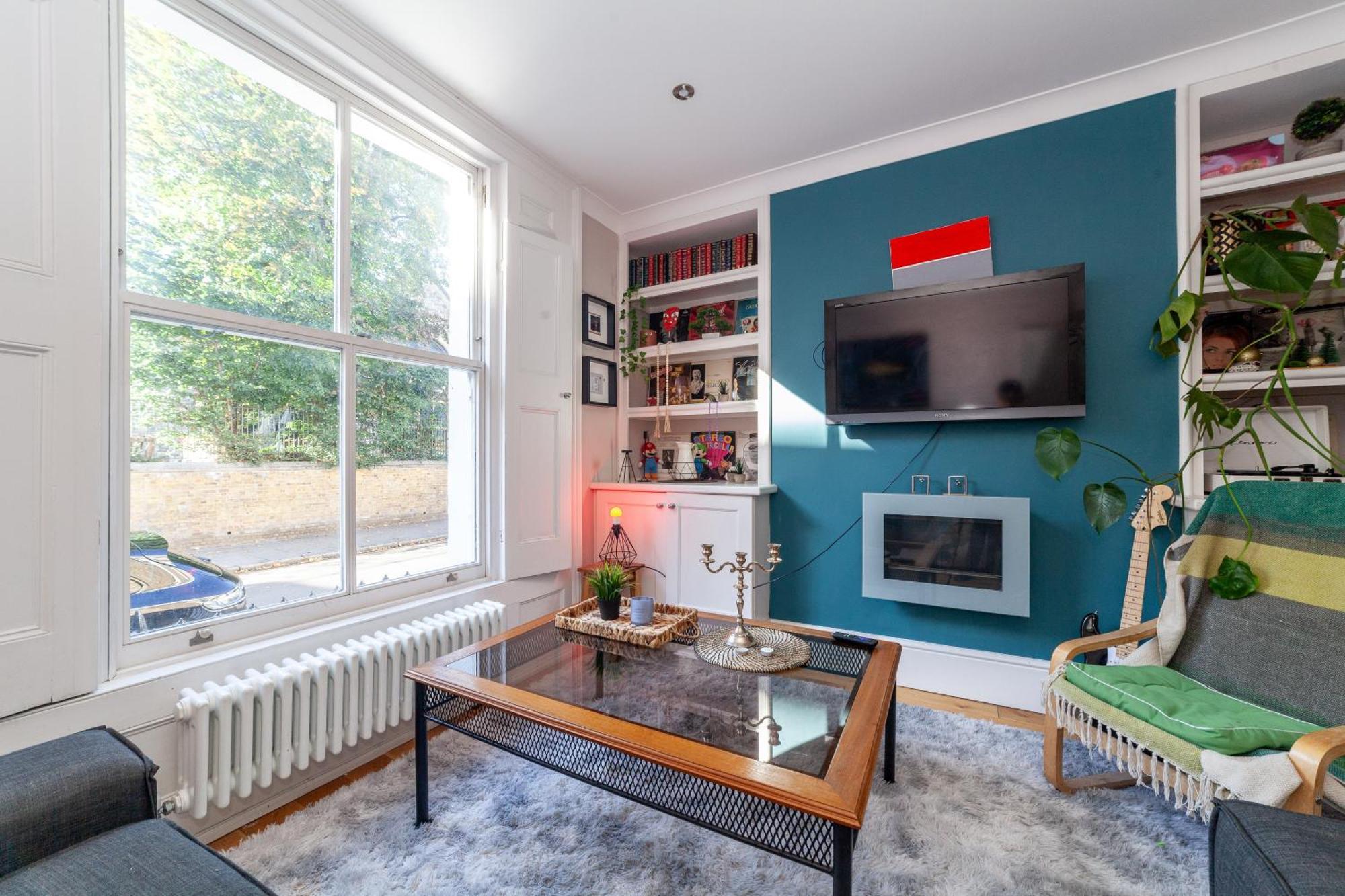 Double W/projector & Garden Hot Tub London