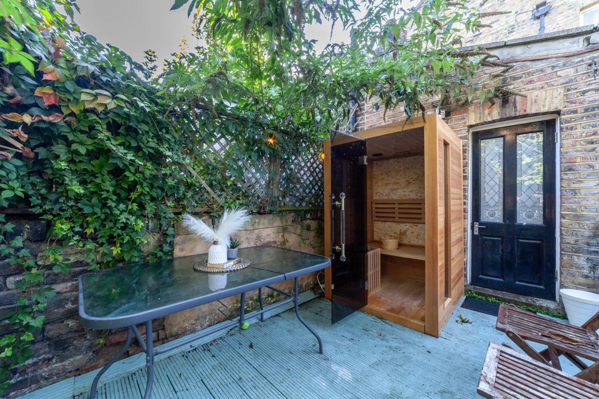 Homestay Double W/projector & Garden Hot Tub London