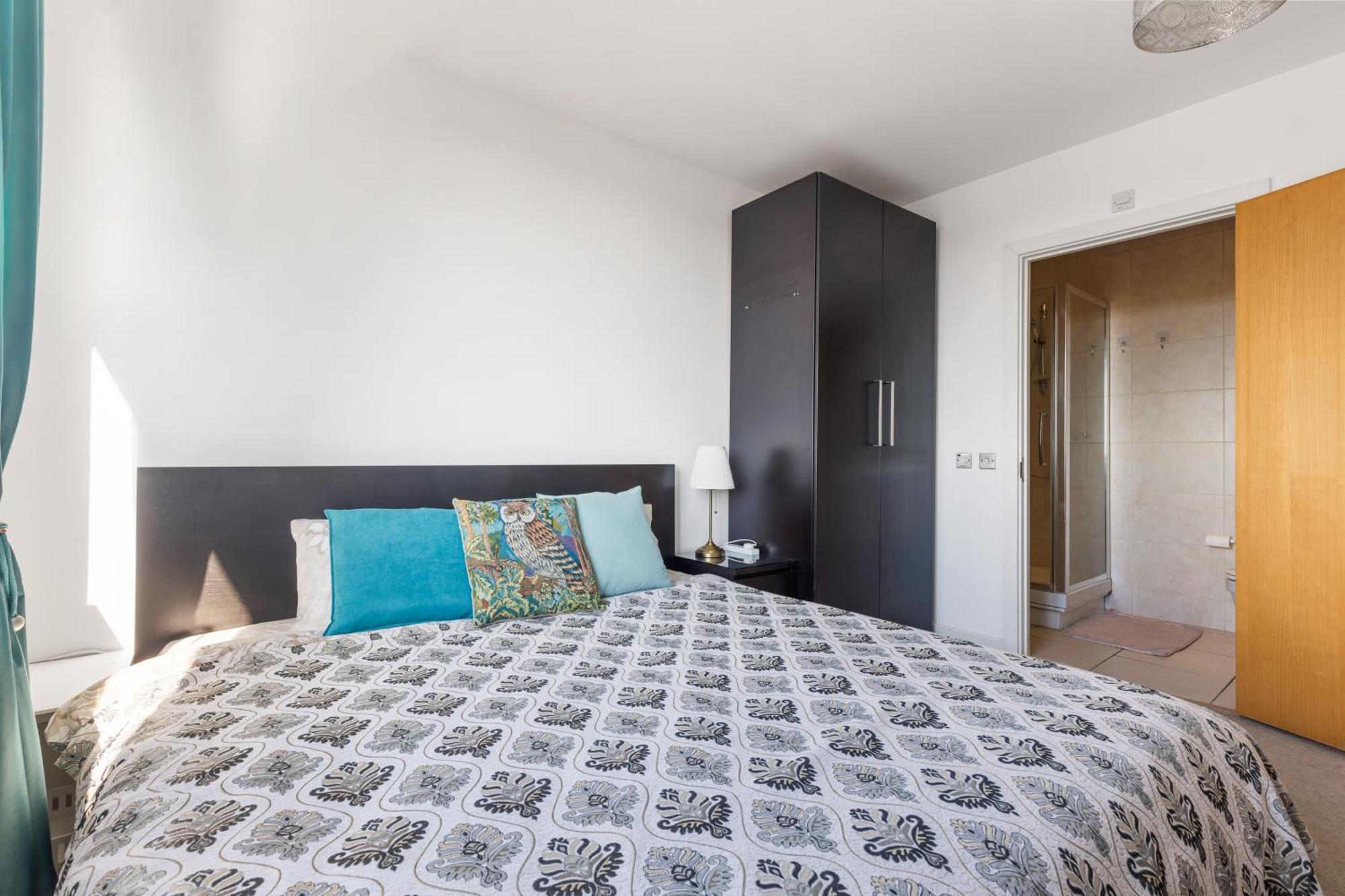 View Short Walk To Tower Bridge, Free Car Parking