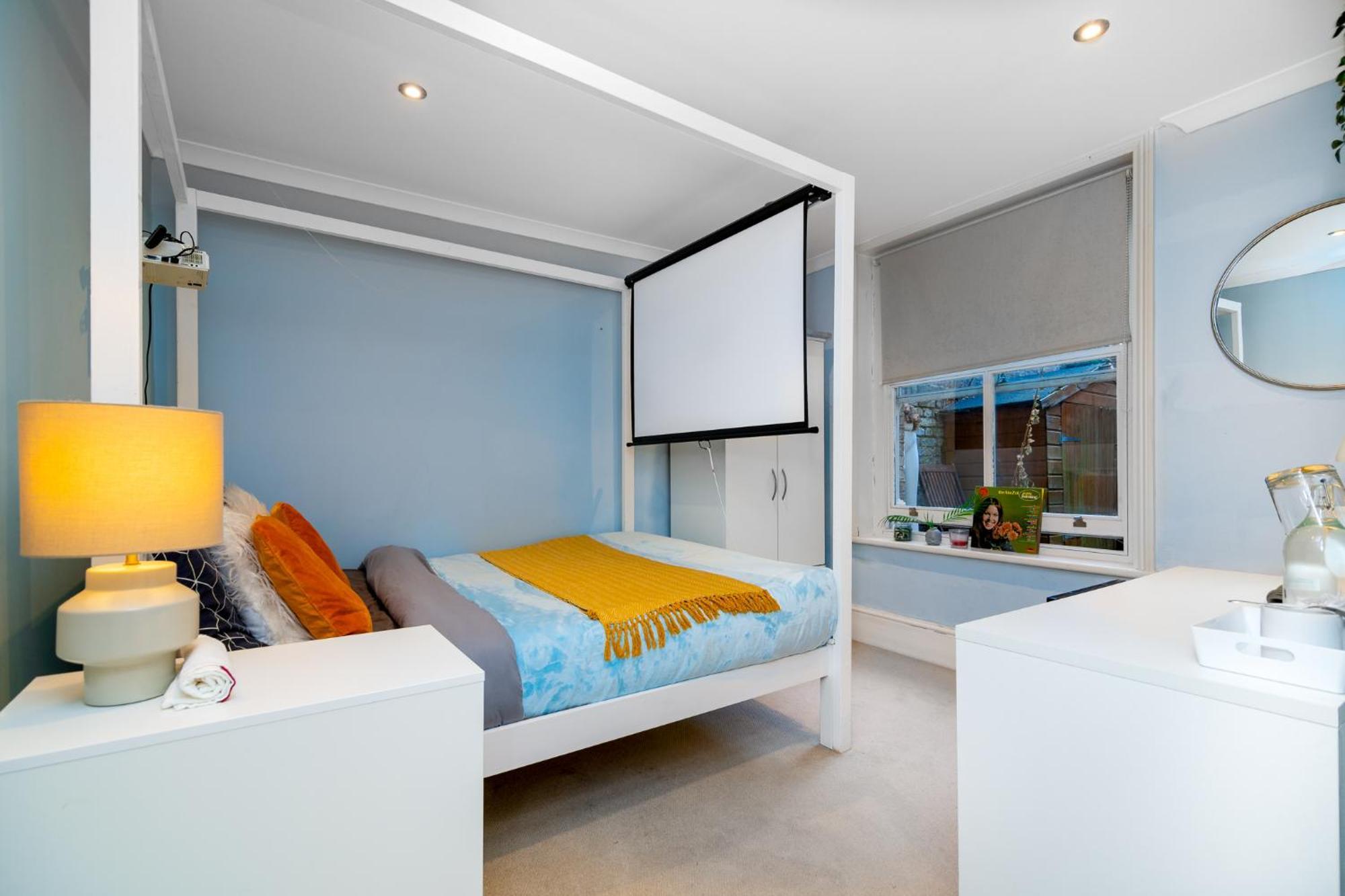 Double W/projector & Garden Hot Tub London