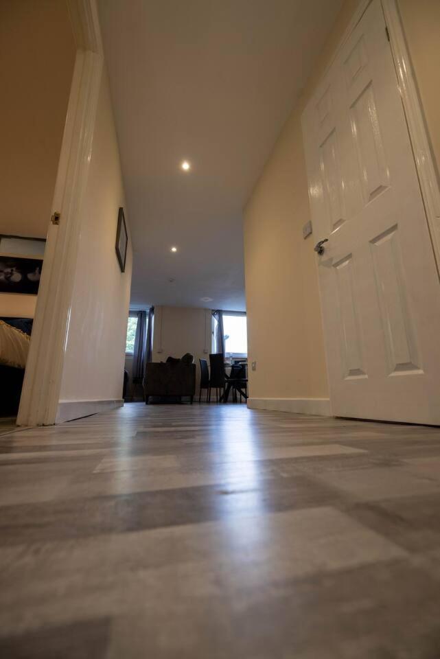 3 Bedroomflat-free Parking-wifi-parking-8people Apartment London