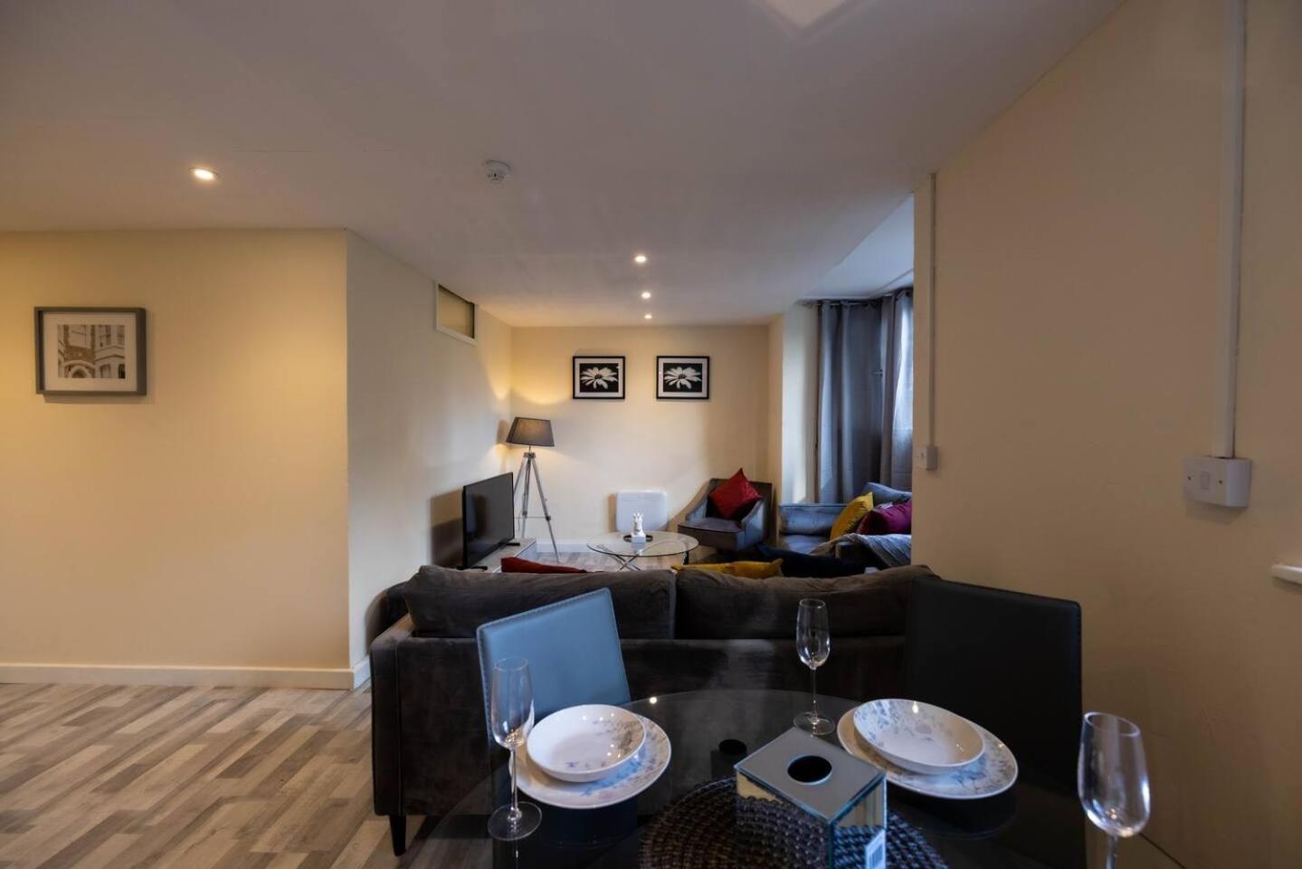 3 Bedroomflat-free Parking-wifi-parking-8people London