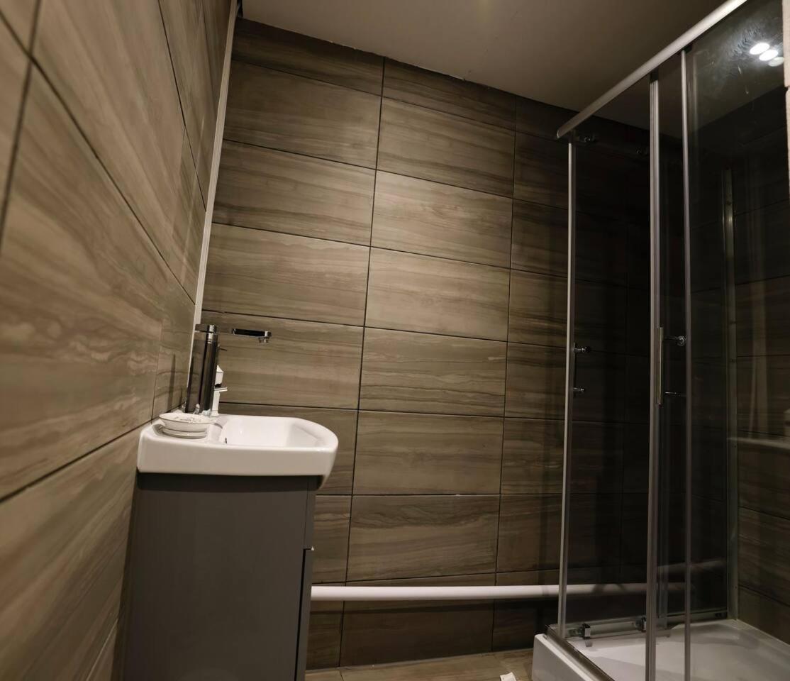 Apartment 3 Bedroomflat-free Parking-wifi-parking-8people London