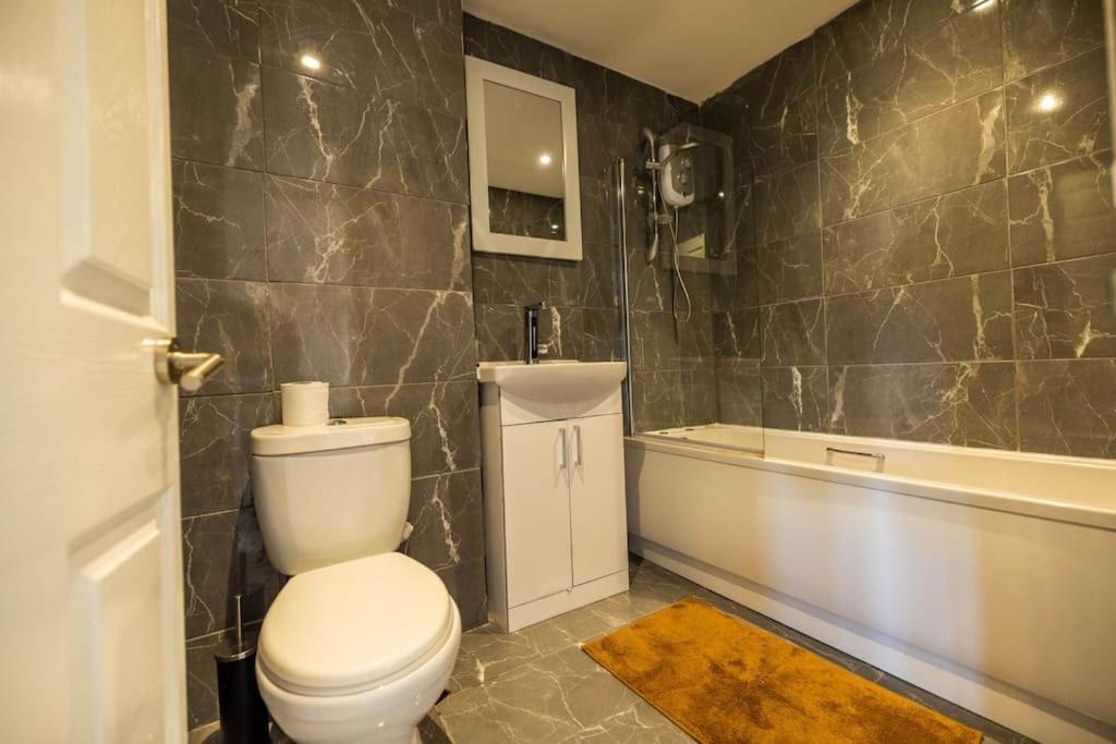 2 Bedrooms -parking-very Spacious-wifi Apartamento