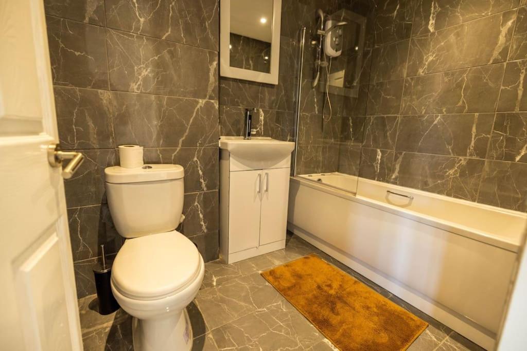 2 Bedrooms -parking-very Spacious-wifi Apartamento *