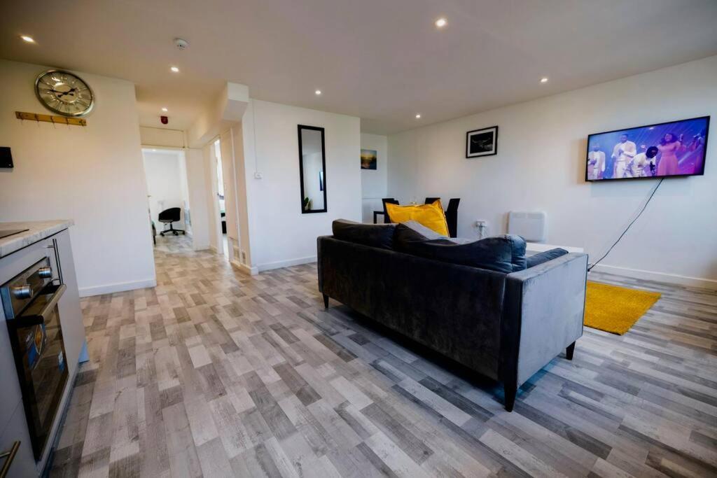 2 Bedrooms -parking-very Spacious-wifi * Londres