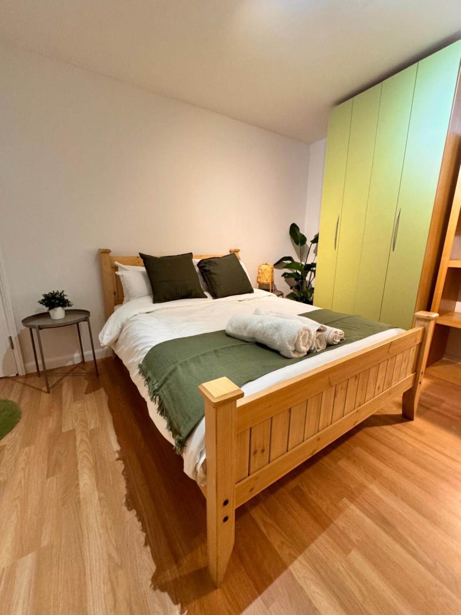 Luxury 2 Bhk In Canary Wharf Apartment
