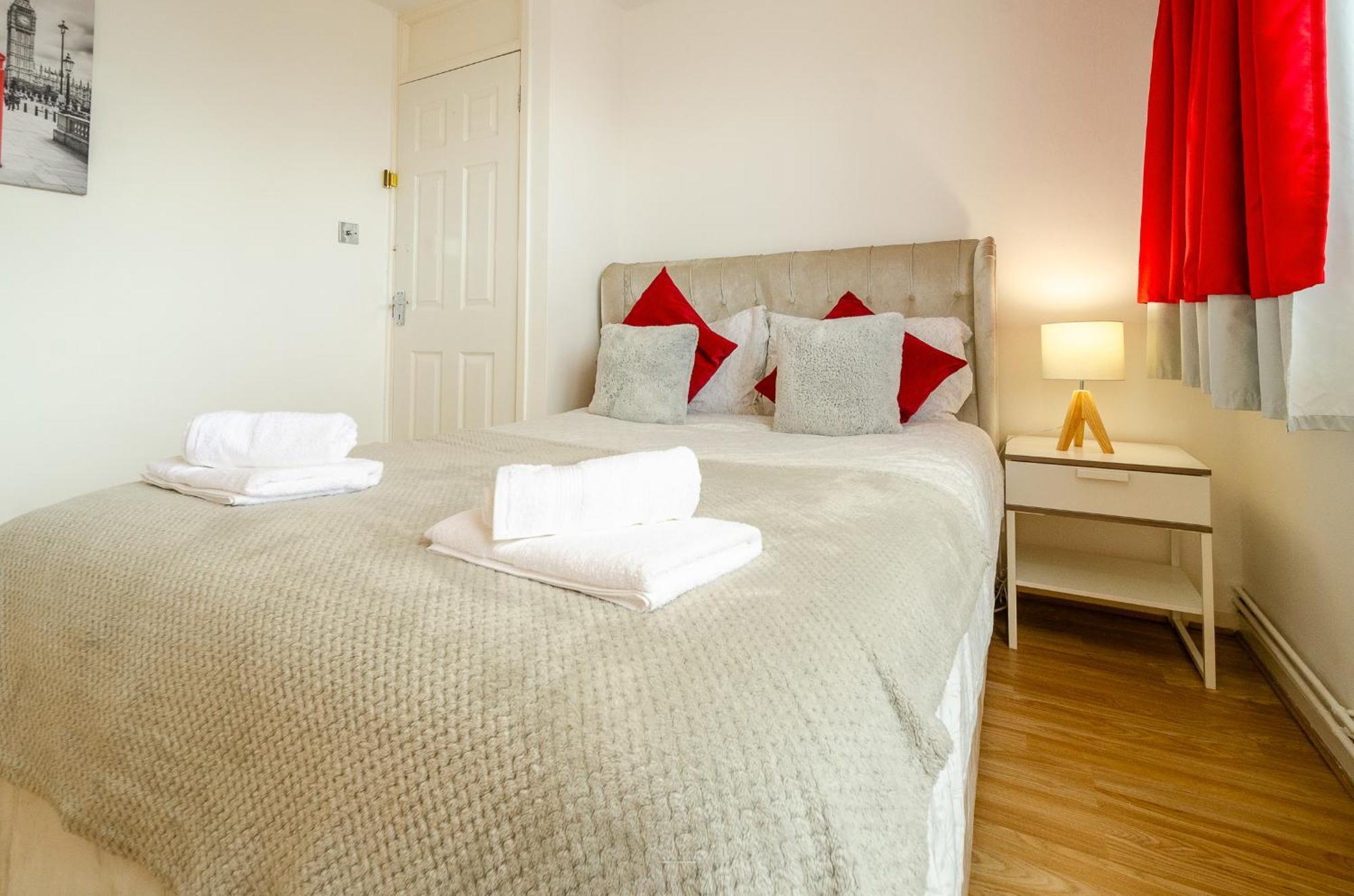 Serviced - Exel & O2 & Canning Town - Away From Apartment