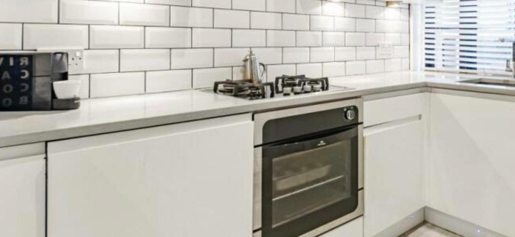Apartment Tower Bridge, Boutique, Shad Thames Butlers Wharf Secure Parking , Balcony View Of Shard, Luxury With Van Parking Upto 4 Vans Ideal For Builders Shopfitters Secure Cctv