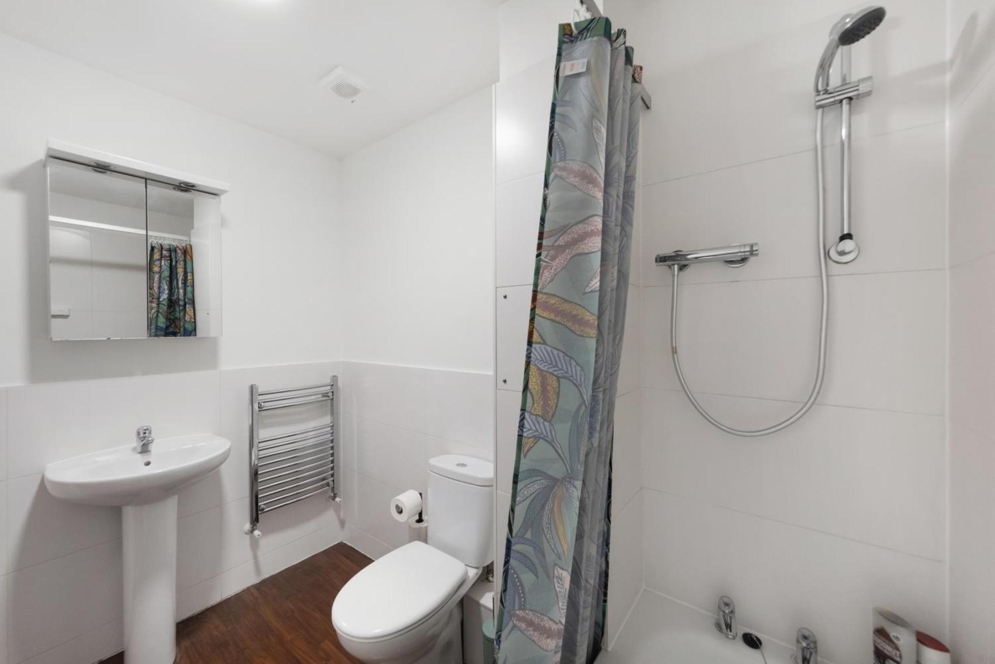 Lift & Free Parking, Modern 1 Bed Flat In Shoreditch Next To Train Station *