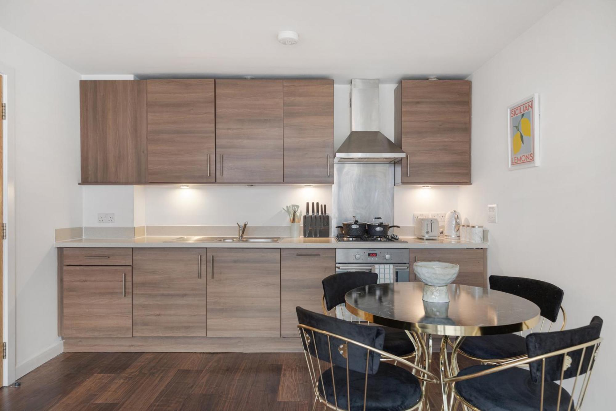 Lift & Free Parking, Modern 1 Bed Flat In Shoreditch Next To Train Station Apartment *