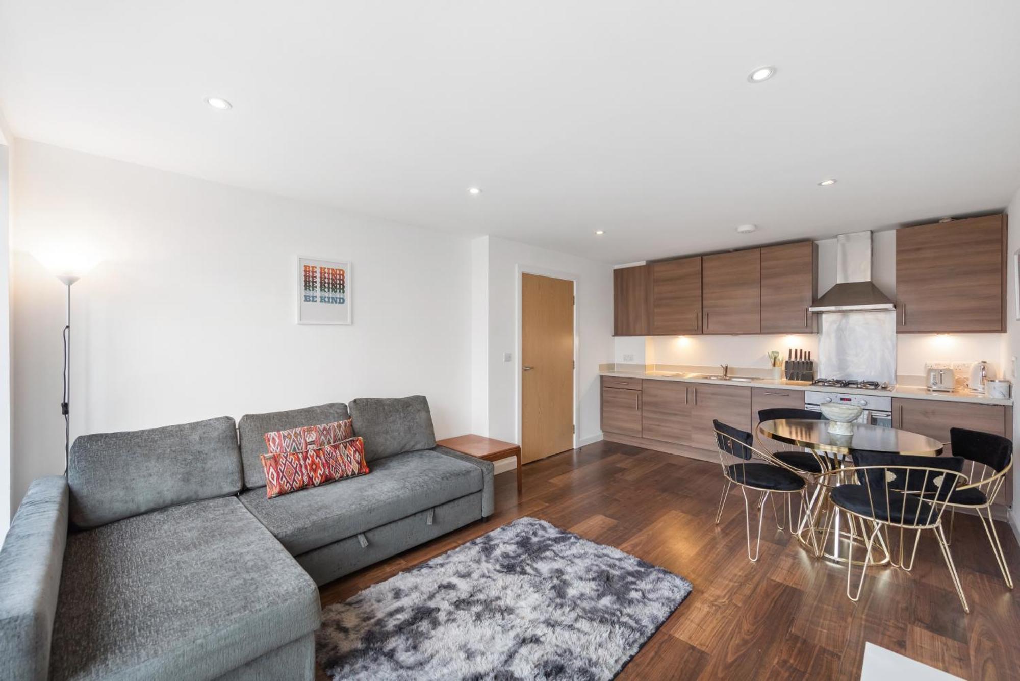 Lift & Free Parking, Modern 1 Bed Flat In Shoreditch Next To Train Station Apartment *