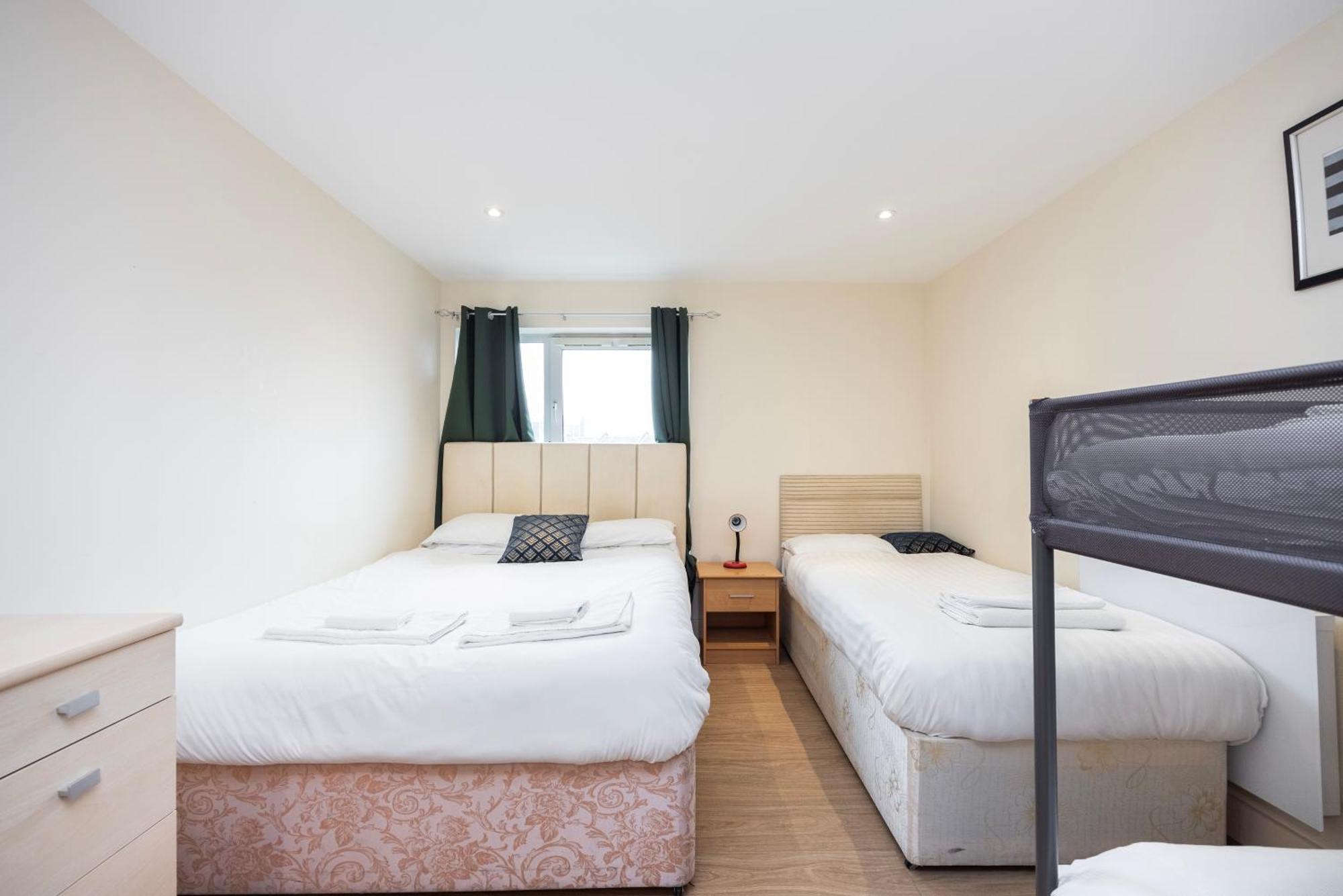 Heads On Bed - Docklands Canary Wharf Excel Apartment