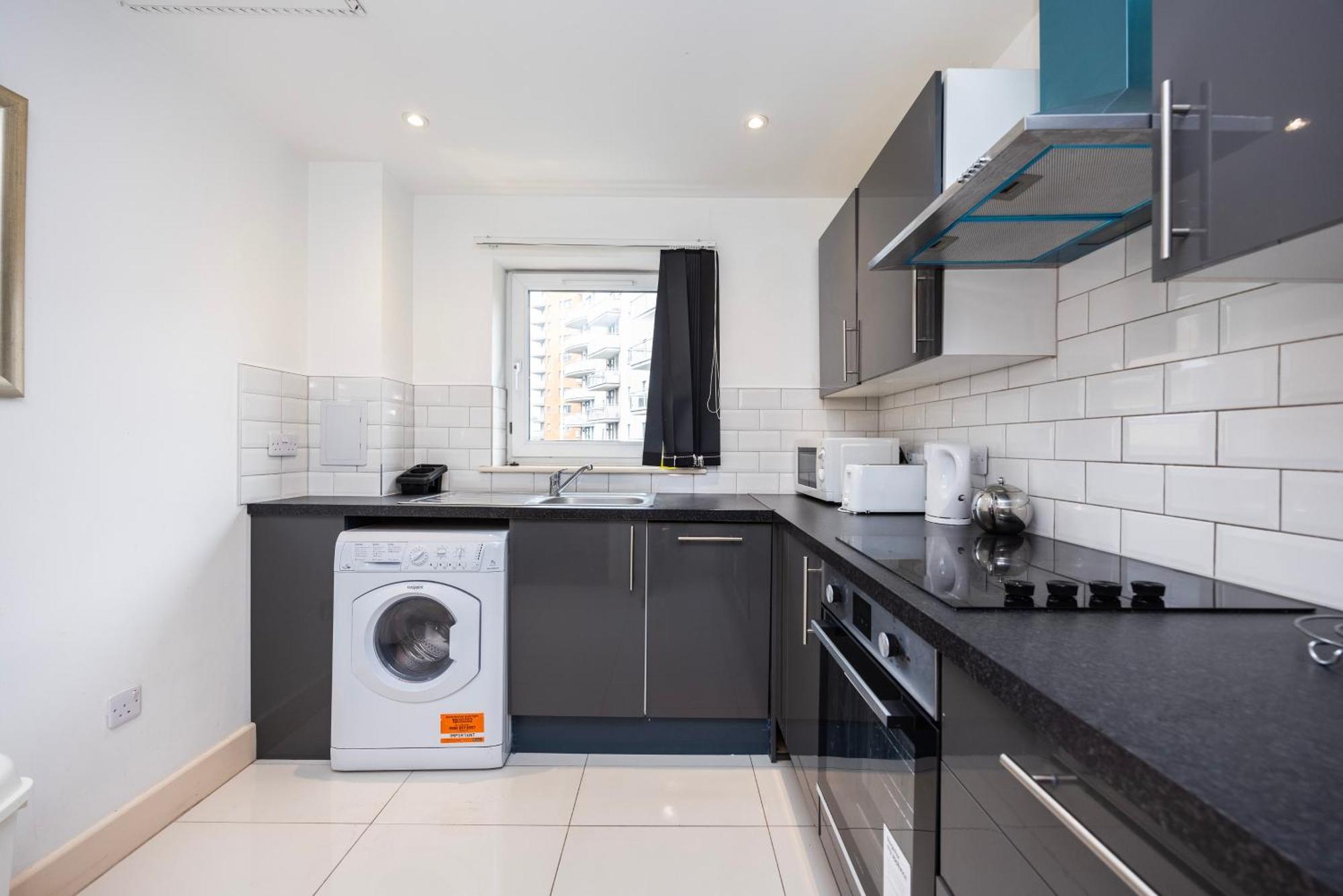 Heads On Bed - Docklands Canary Wharf Excel Apartment London