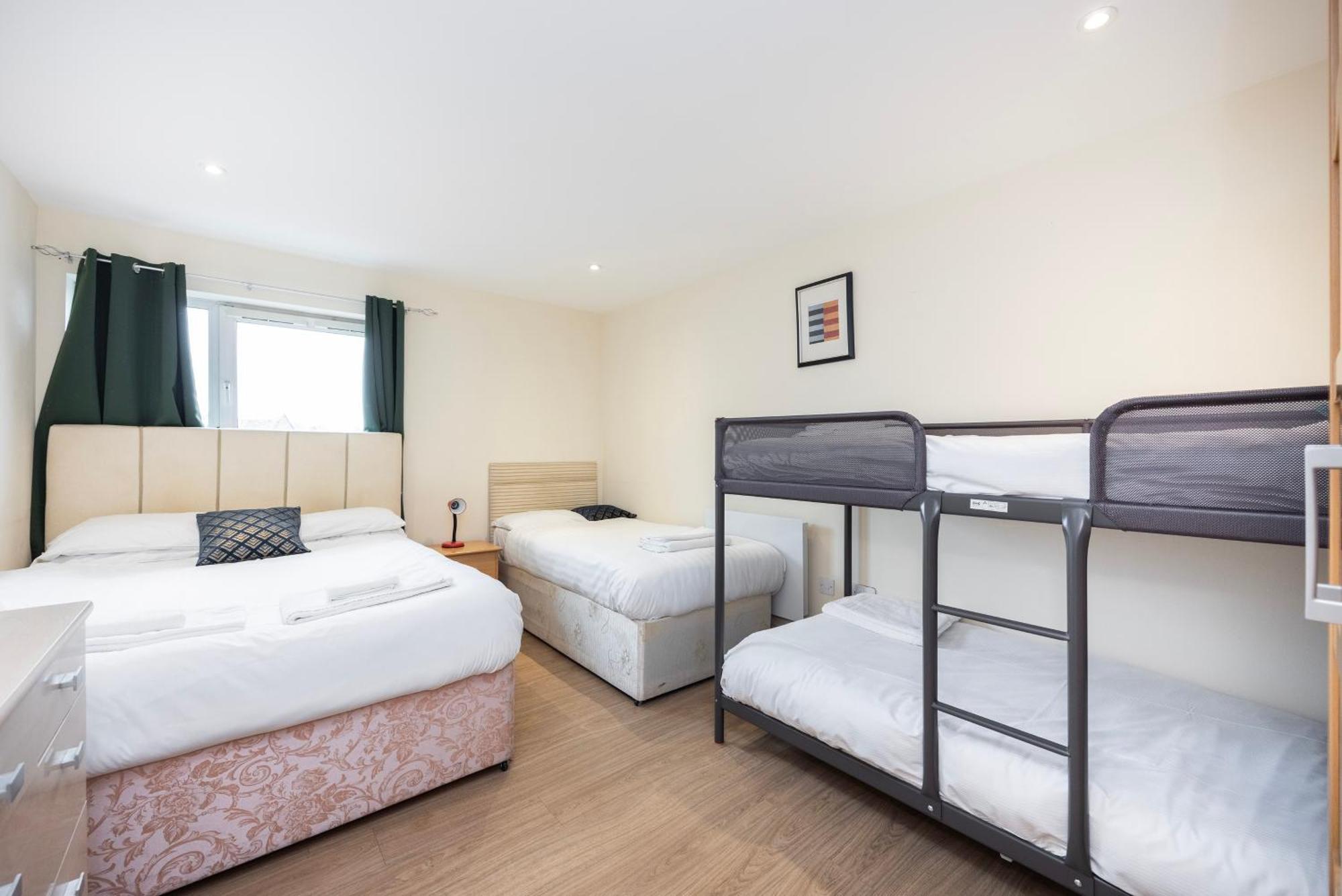 Heads On Bed - Docklands Canary Wharf Excel