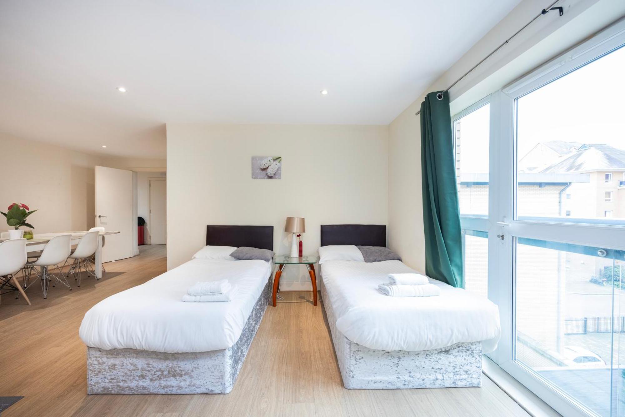 Heads On Bed - Docklands Canary Wharf Excel Apartment