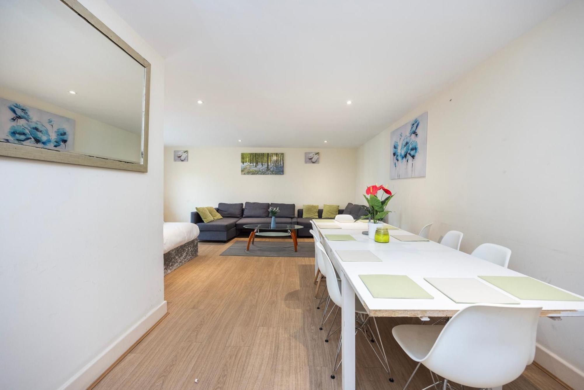 Heads On Bed - Docklands Canary Wharf Excel Apartment *