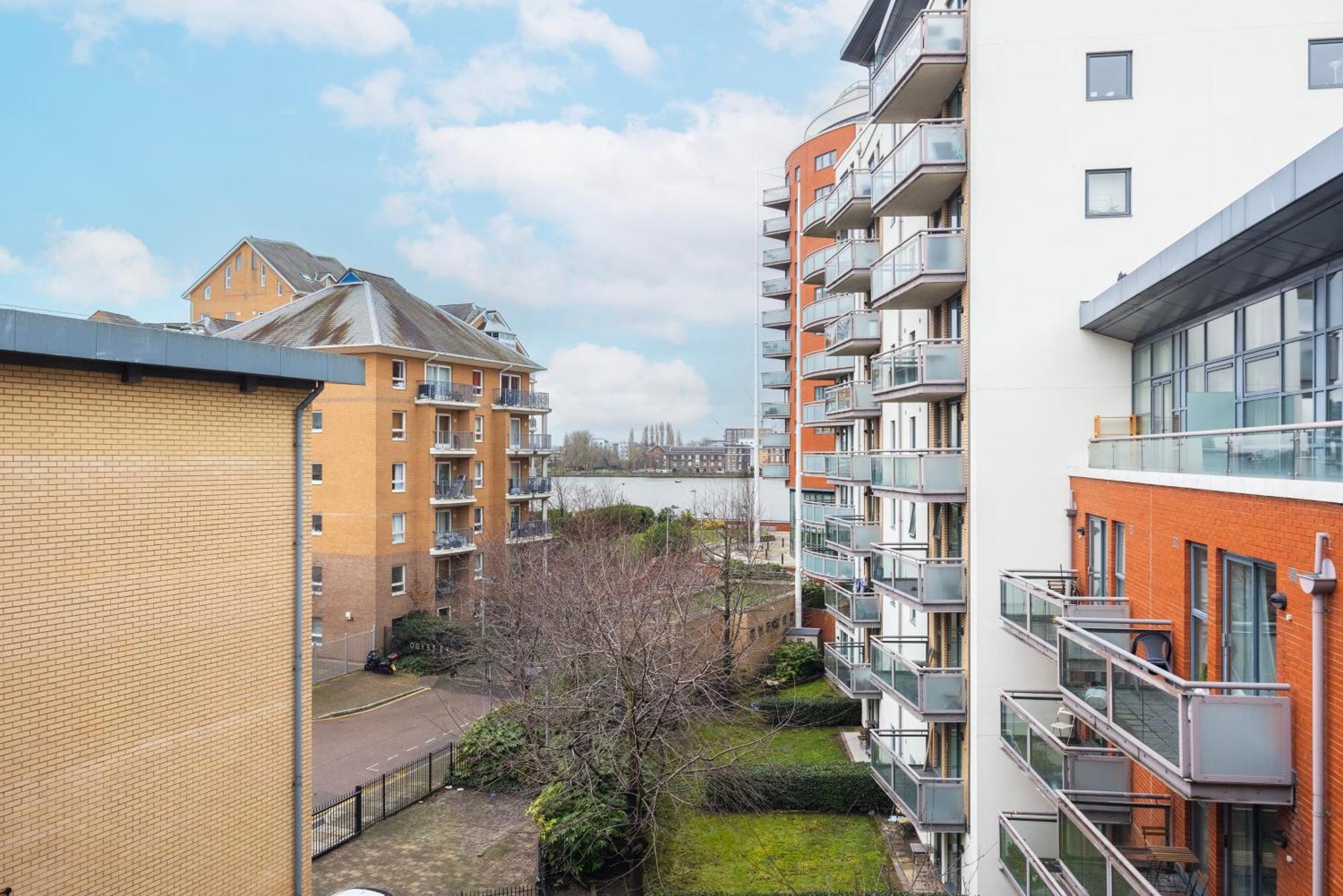 Apartment Heads On Bed - Docklands Canary Wharf Excel London