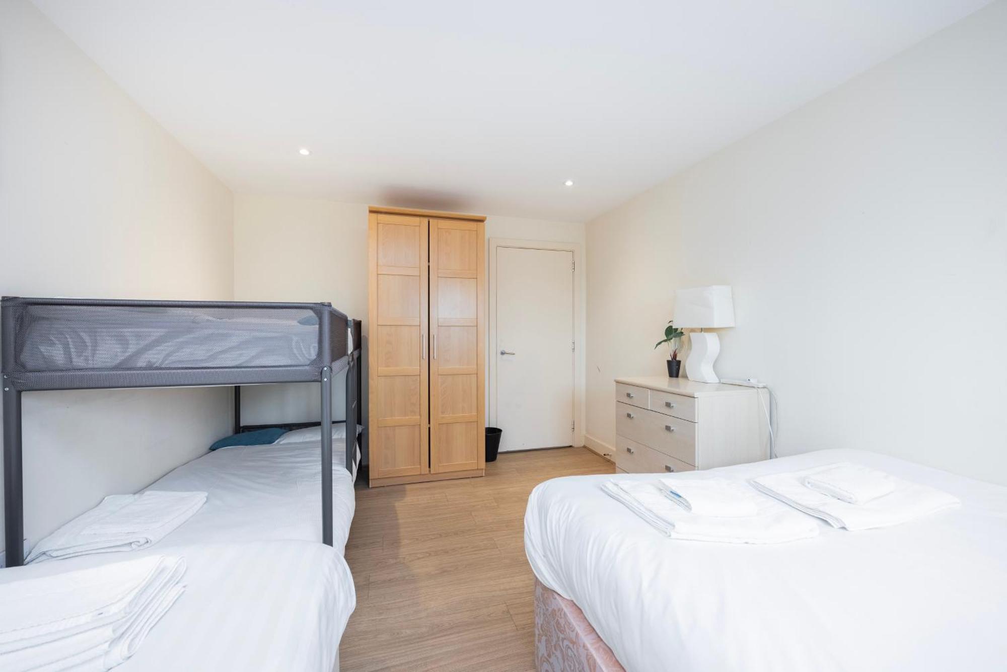 Heads On Bed - Docklands Canary Wharf Excel Apartment London