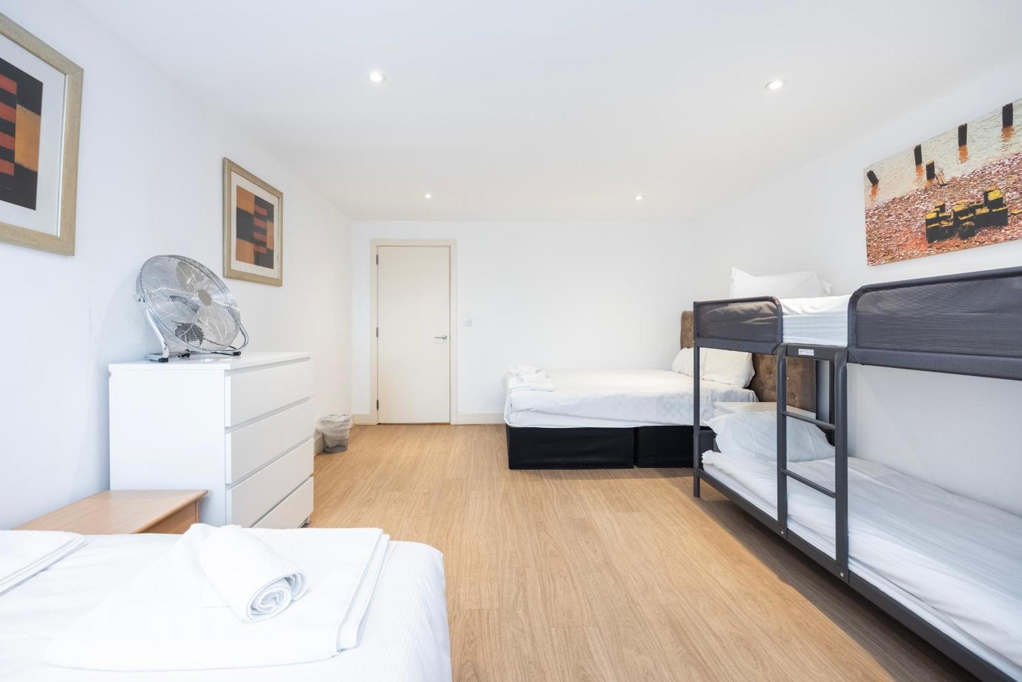 Heads On Bed - Docklands Canary Wharf Excel *