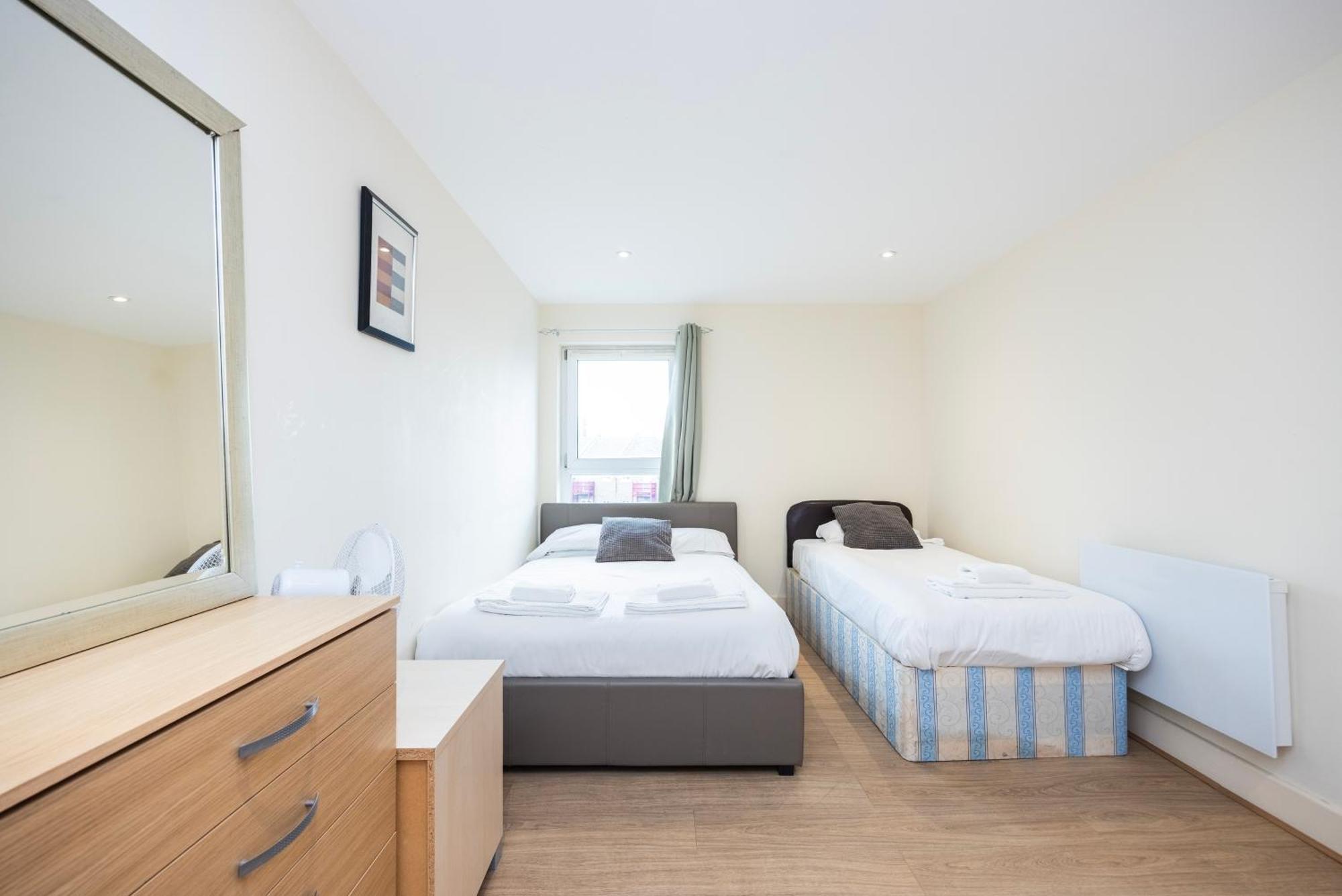 Apartment Heads On Bed - Docklands Canary Wharf Excel London