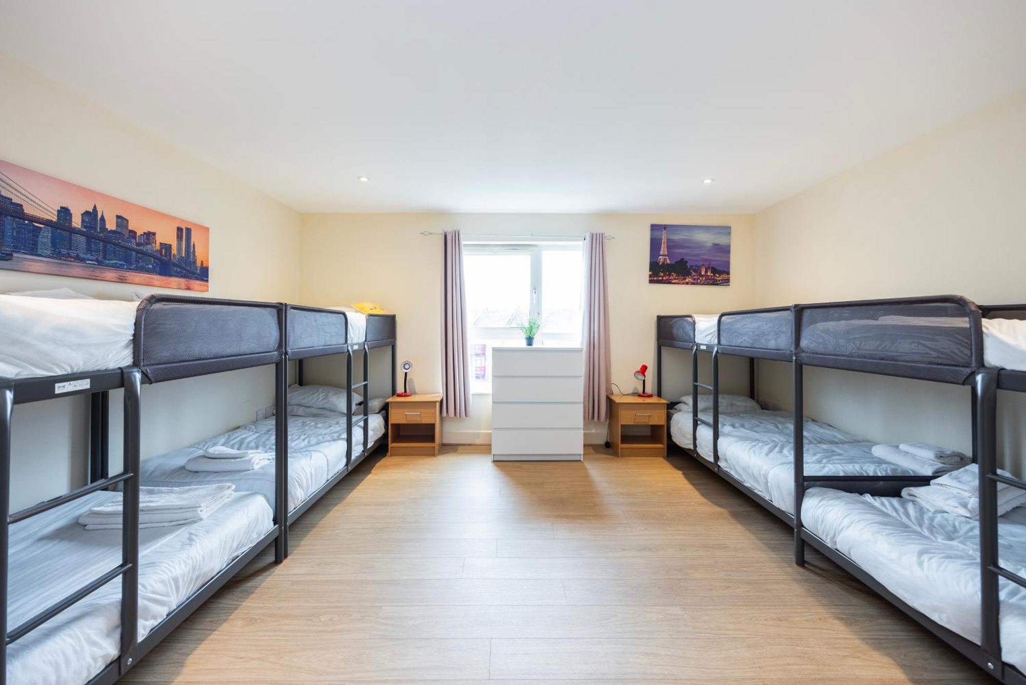 Apartment Heads On Bed - Docklands Canary Wharf Excel London