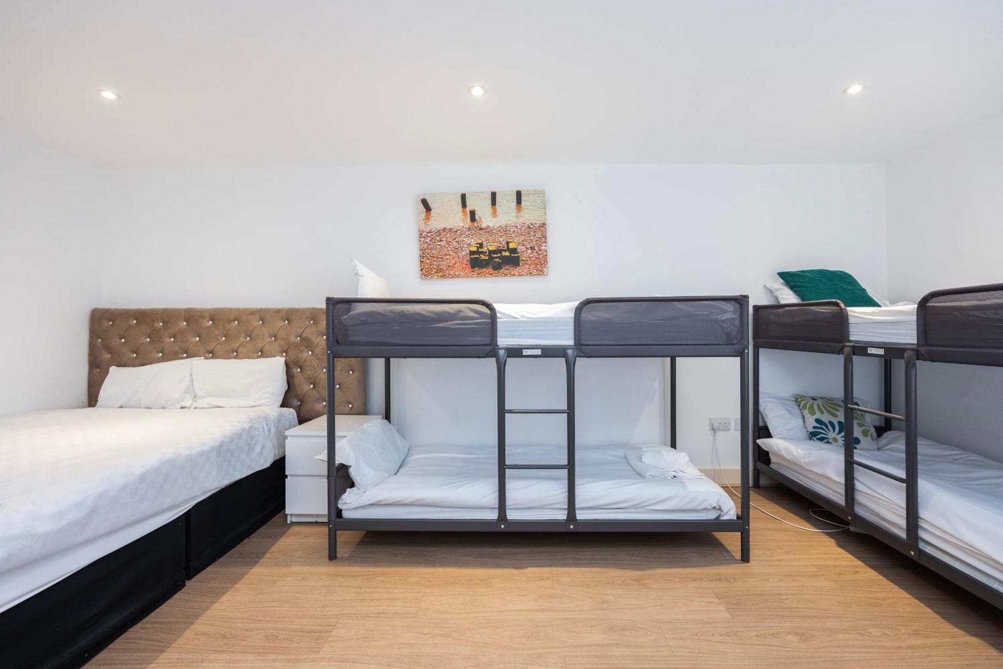 Heads On Bed - Docklands Canary Wharf Excel Apartment London